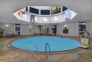 Piscine intérieure, piscine extérieure en saison
