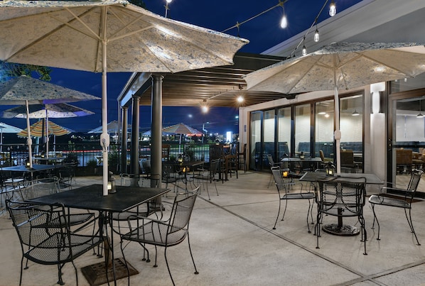 Se sirven desayunos, comidas, cenas y cocina americana