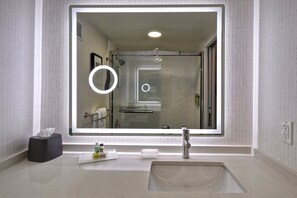 Shower, free toiletries, hair dryer, towels - Holiday Inn Philadelphia-Cherry Hill by IHG (Cherry Hill)