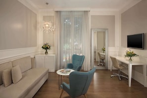 Junior Suite | Down comforters, minibar, in-room safe, desk