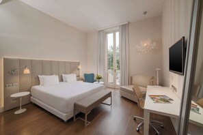 Kamar Superior (Extra Large) | Selimut bulu angsa, minibar, brankas, dan meja kerja