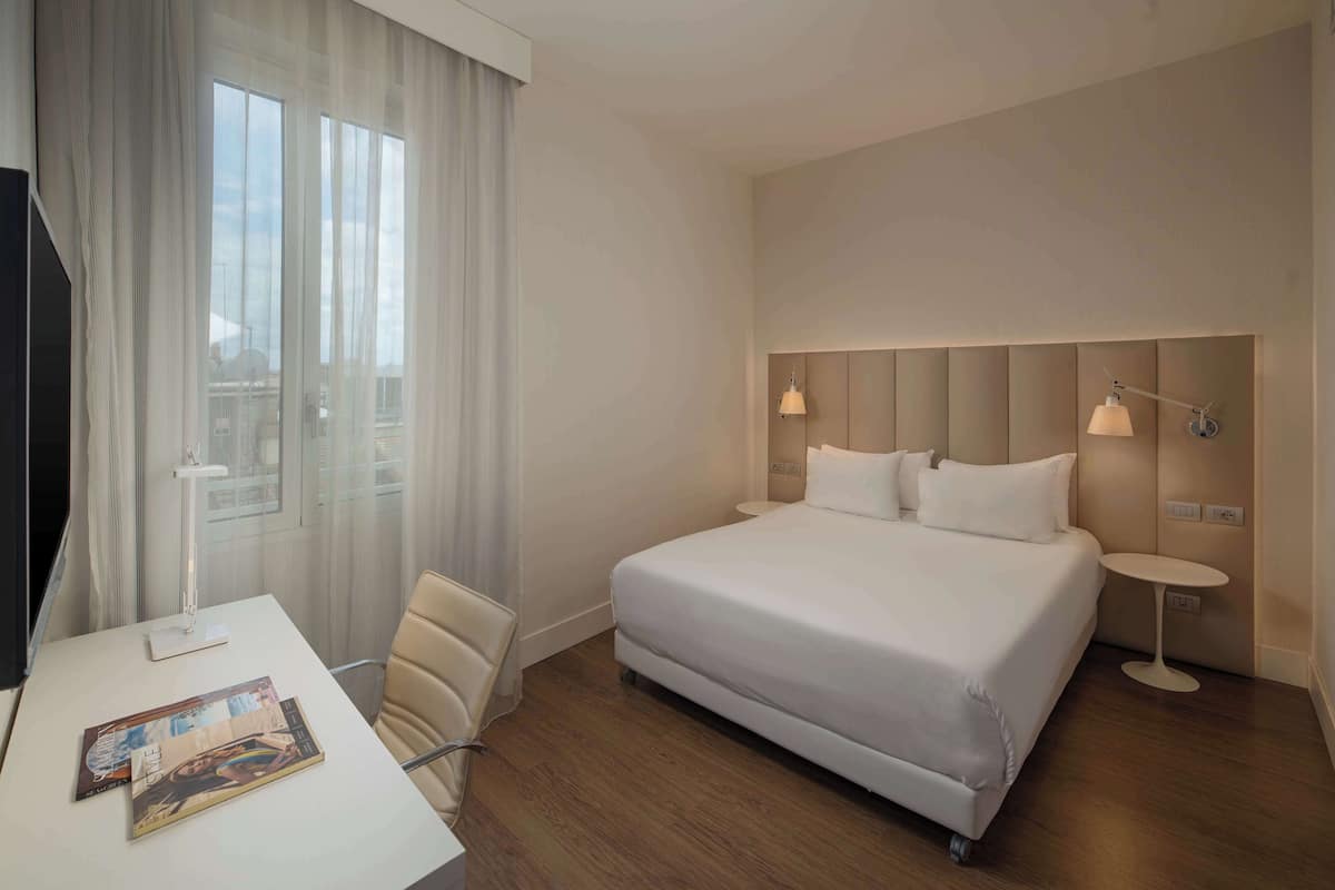 Suite junior | Edredón, minibar, caja de seguridad en la habitación y escritorio
