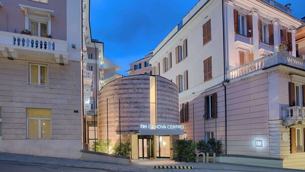 A building with a sign reading "IN GENOVA CENTRO". - NH Genova Centro (Genoa)