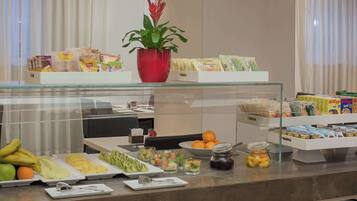 Un buffet de petit-déjeuner proposant une variété de fruits, de viennoiseries et de céréales.