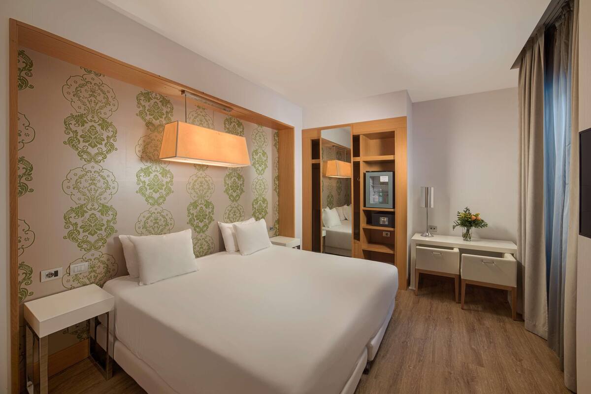 Down comforters, minibar, in-room safe, desk