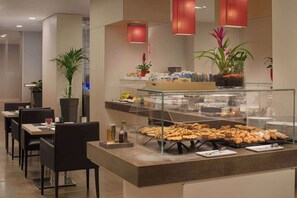 Petit-déjeuner buffet servi tous les jours en supplément