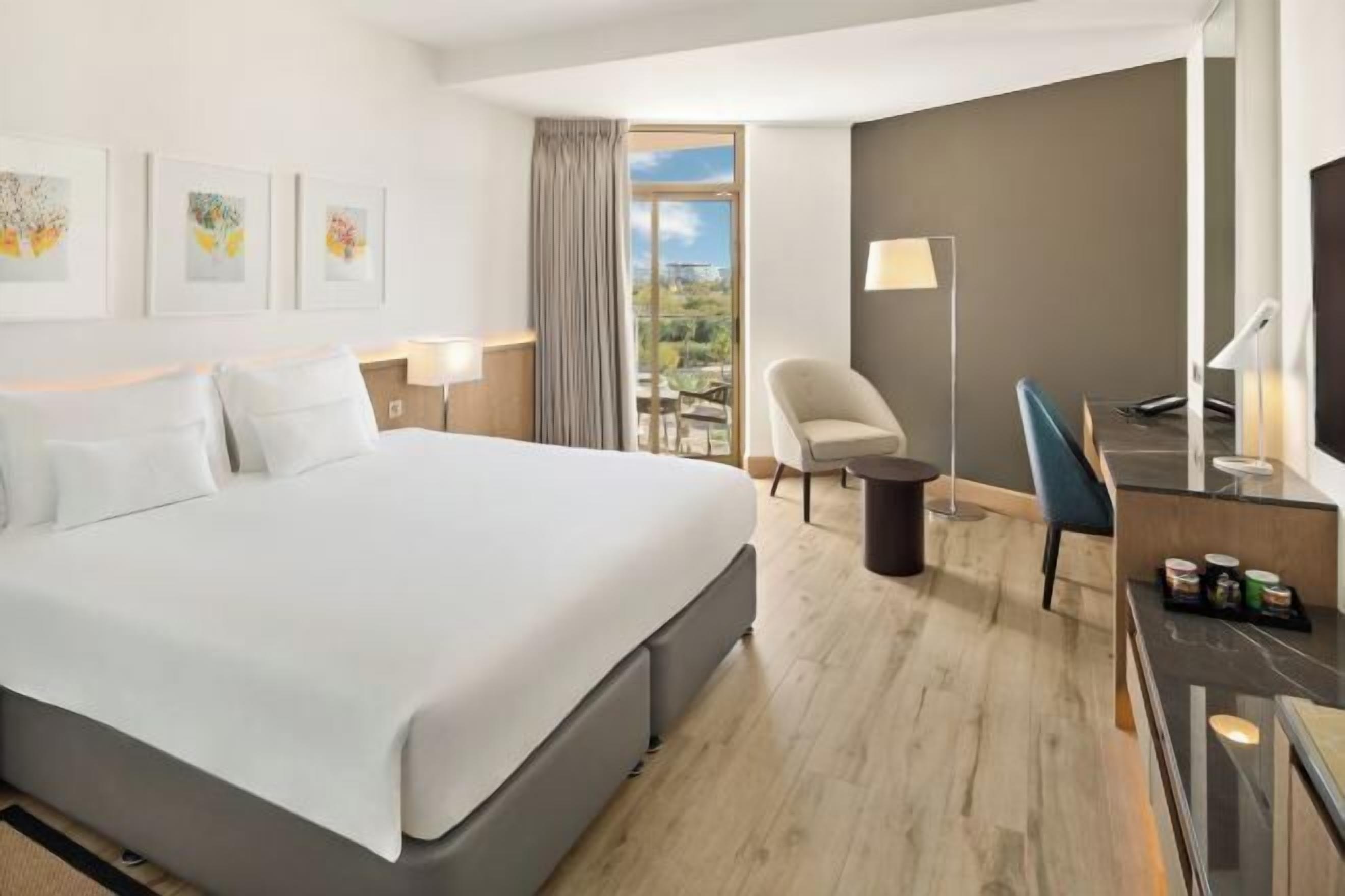 Minibar, caixa forta a l'habitació i escriptori 