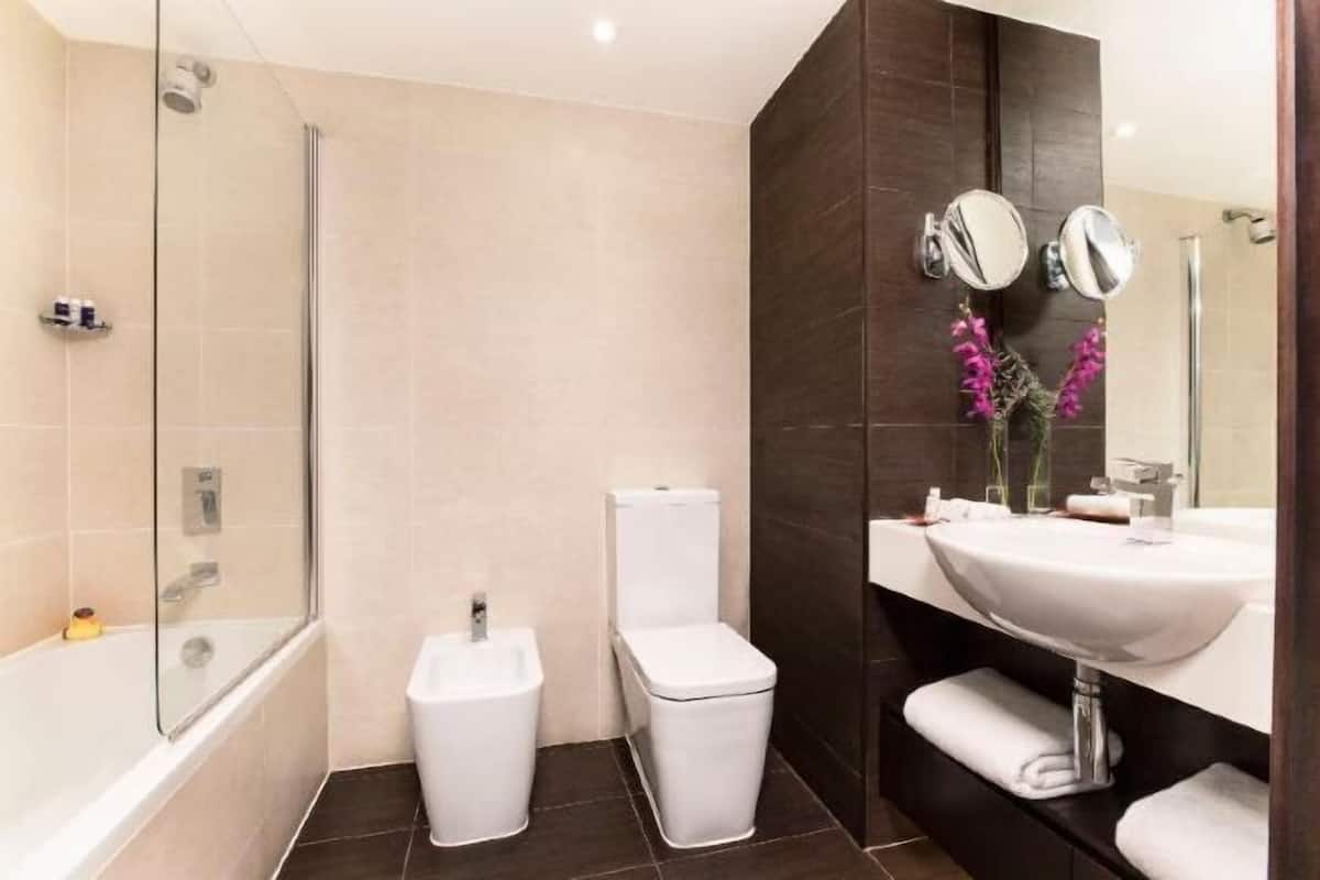 Bathroom | Combined shower/tub, free toiletries, hair dryer, bathrobes