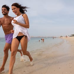 Pantai pribadi, kursi berjemur, payung pantai, dan handuk pantai