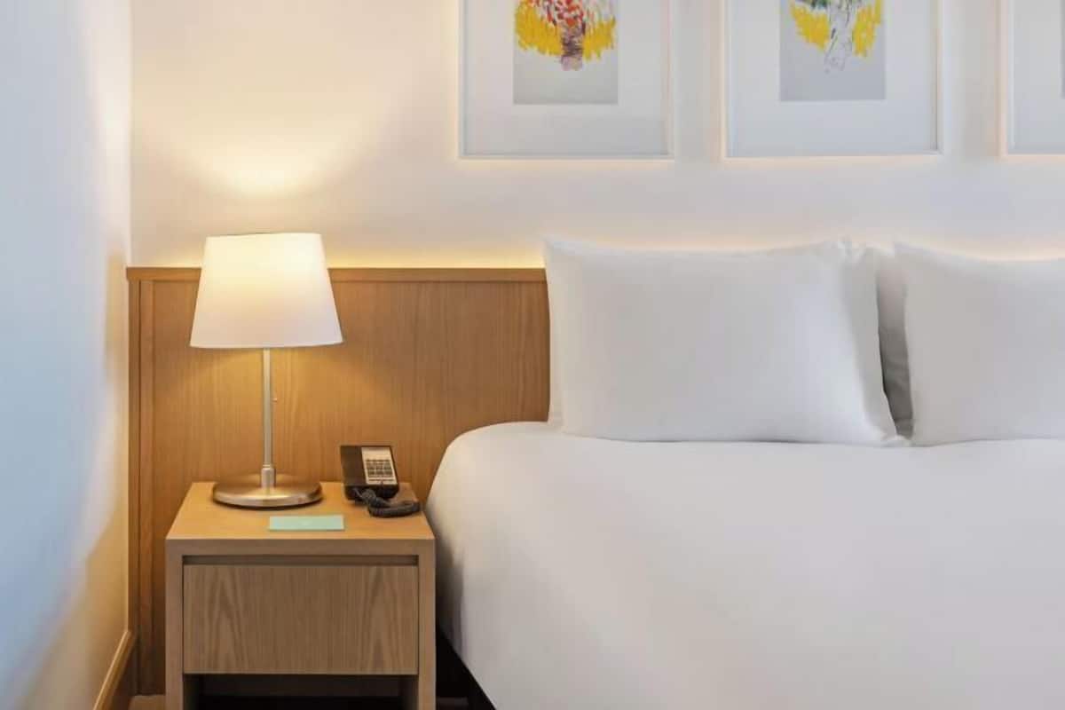 Minibar, coffres-forts dans les chambres, bureau