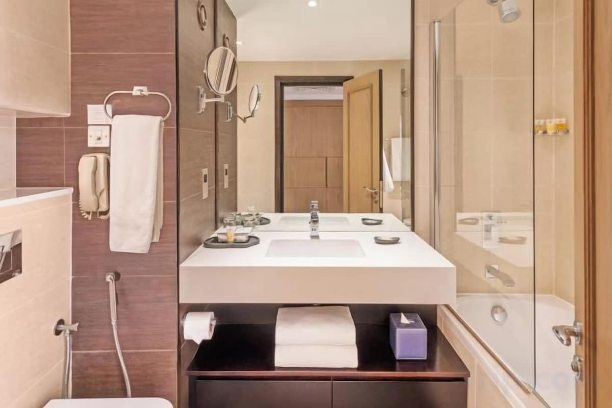 Combined shower/bathtub, free toiletries, hair dryer, bathrobes