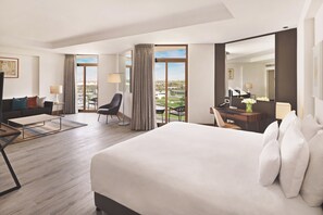 Resort View Junior Suite with Free Breakfast and Peacock Lounge Access with Free Shuttle to Malls | Bar mini, peti besi dalam bilik, meja, ruang kerja komputer riba 