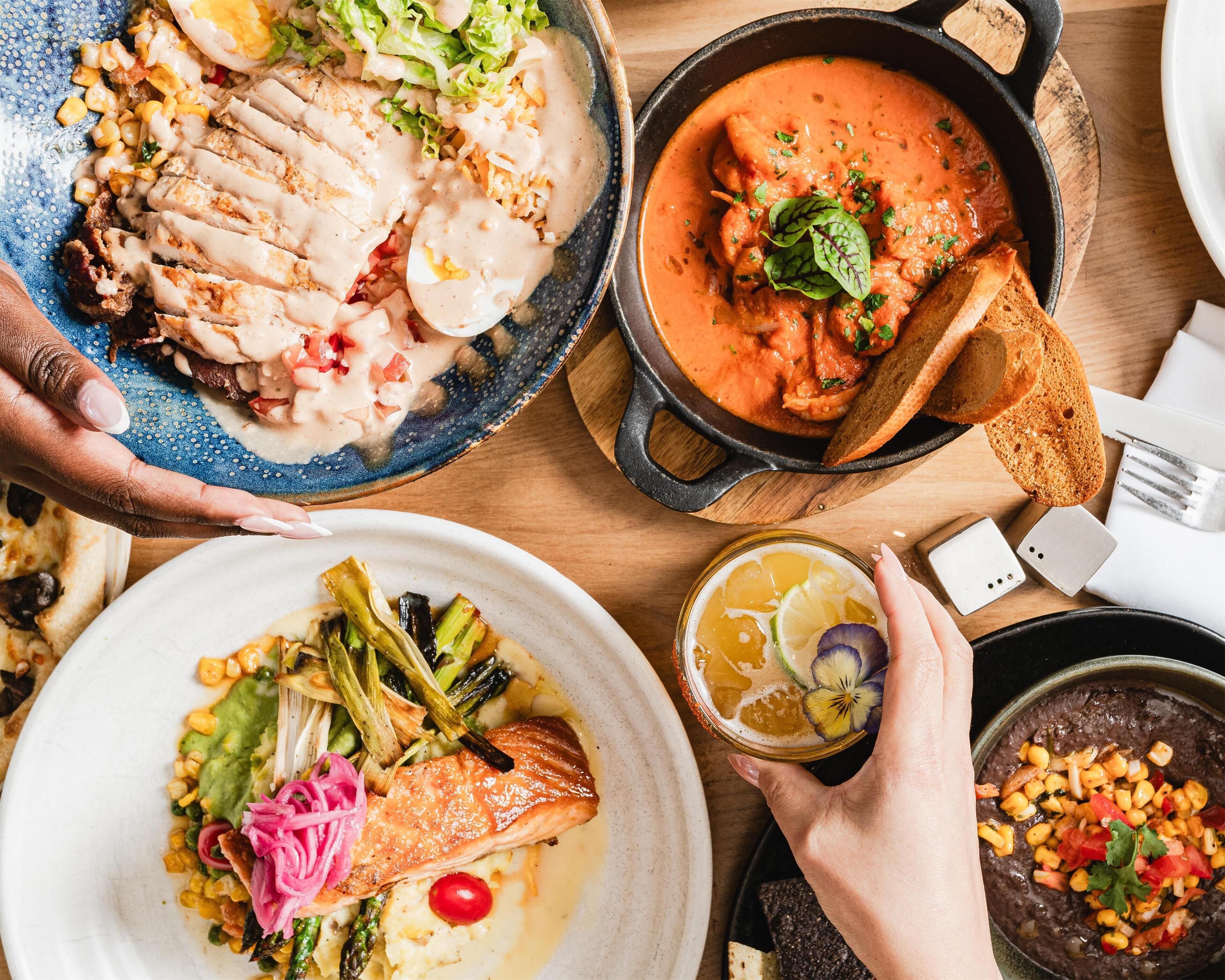 Diversos platos, entre ellos pescado, una sopa cremosa y un tazón de frijoles.