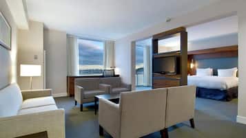 Suite Deluxe, 1 très grand lit | Coffres-forts dans les chambres, bureau, rideaux occultants