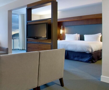 Hilton Toronto Airport Hotel Suites - Image 38