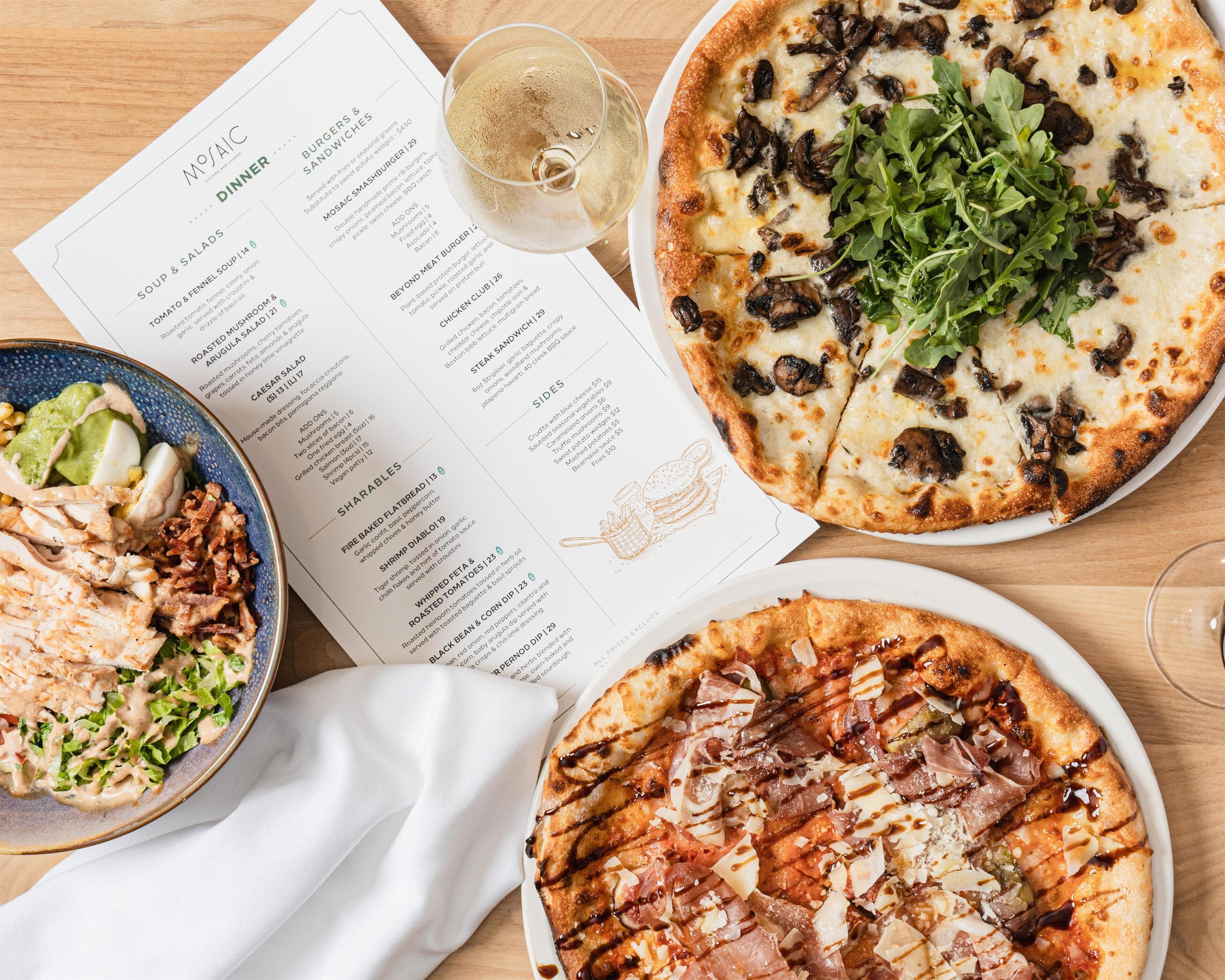Un menú con diferentes platillos y una pizza con ingredientes.