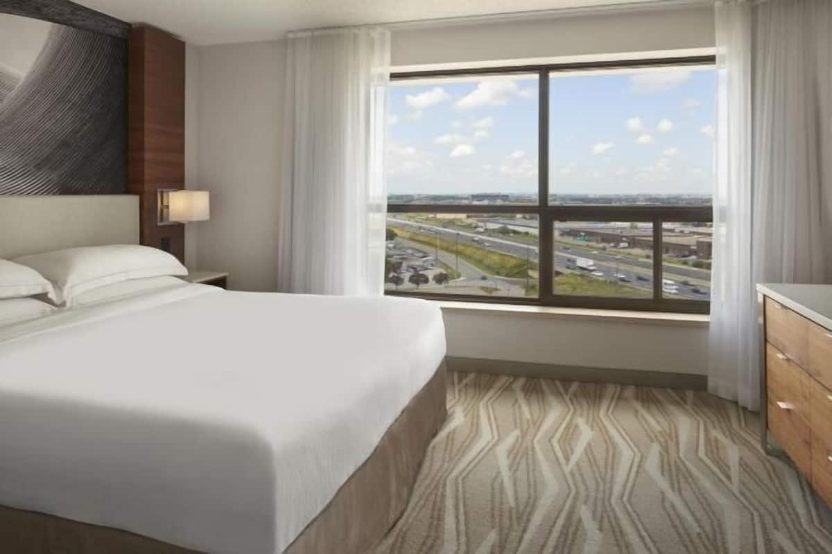 1 bedroom, in-room safe, desk, blackout curtains