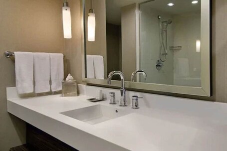 Hilton Toronto Airport Hotel Suites - Image 47