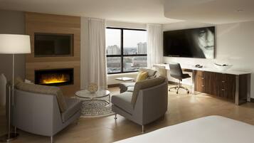 Room, 1 King Bed, Corner | Living area