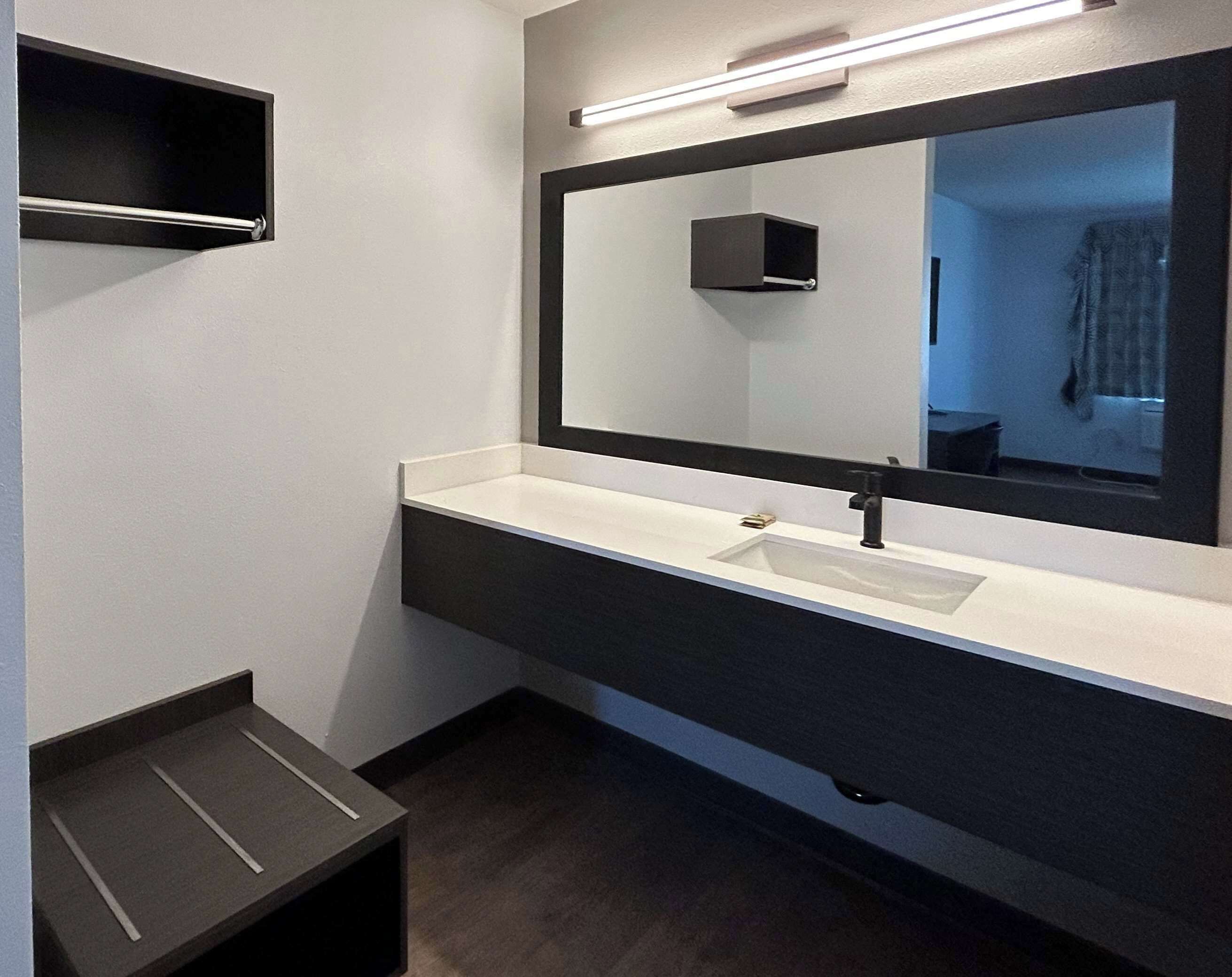 Combined shower/bathtub, hair dryer, towels