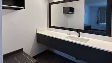 Combined shower/bathtub, hair dryer, towels