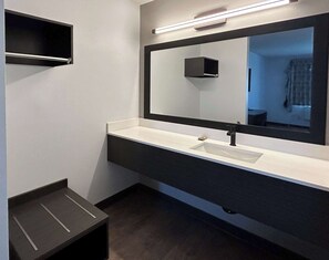 Combined shower/tub, hair dryer, towels - Motel 6 Lake Elsinore, CA (Lake Elsinore)