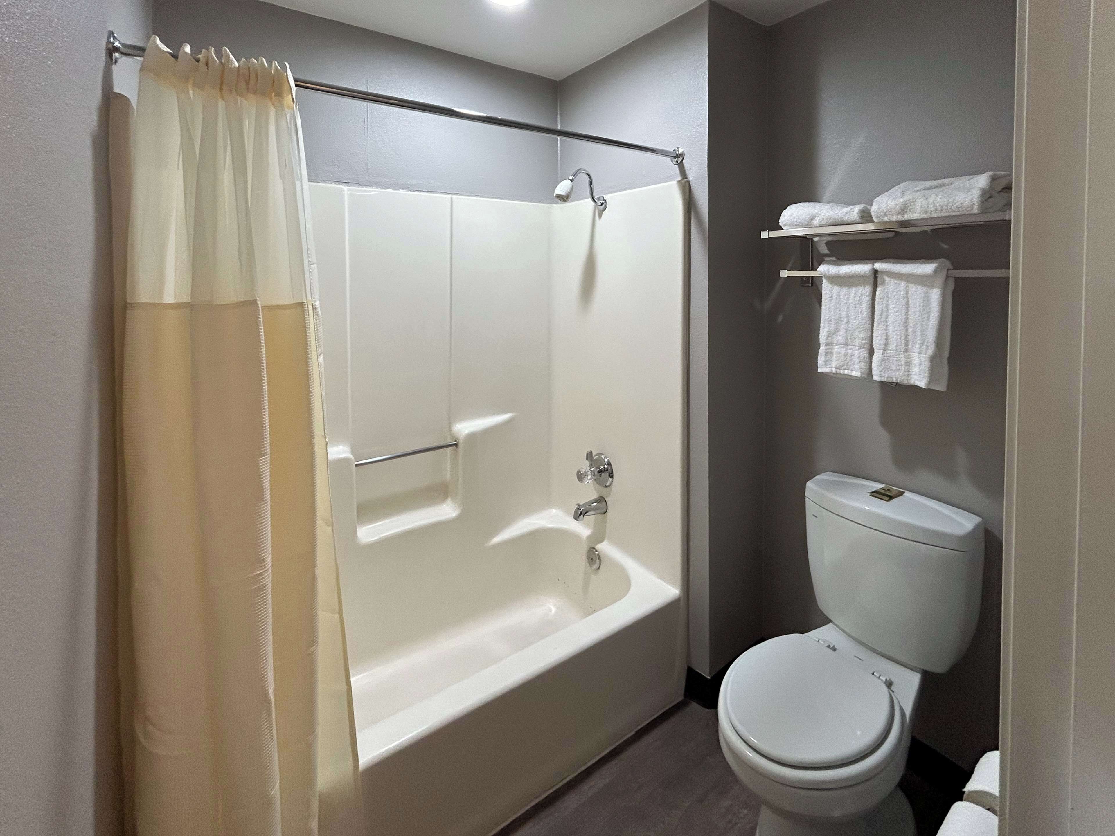Combined shower/tub, hair dryer, towels