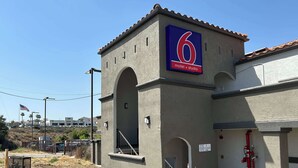 A building with a sign indicating it is a '6 motel + studio'. - Motel 6 Lake Elsinore, CA (Lake Elsinore)