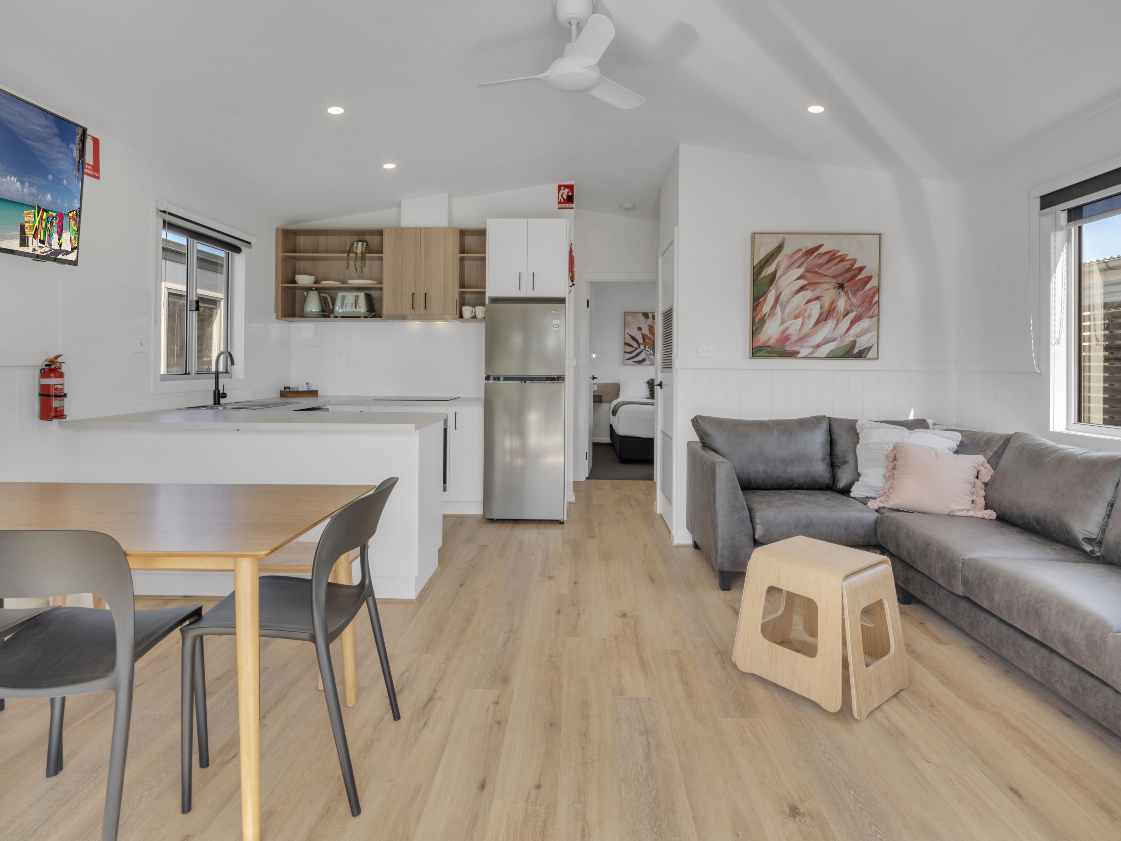 キャビン | リビング エリア | 50 インチの薄型テレビ (デジタル放送視聴可)、テレビ、DVD プレーヤー