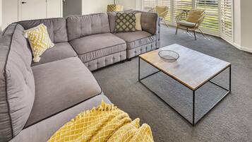 Talo, 3 makuuhuonetta | Oleskelualue | 50–tuumainen taulutelevisio, jossa digitaalikanavat