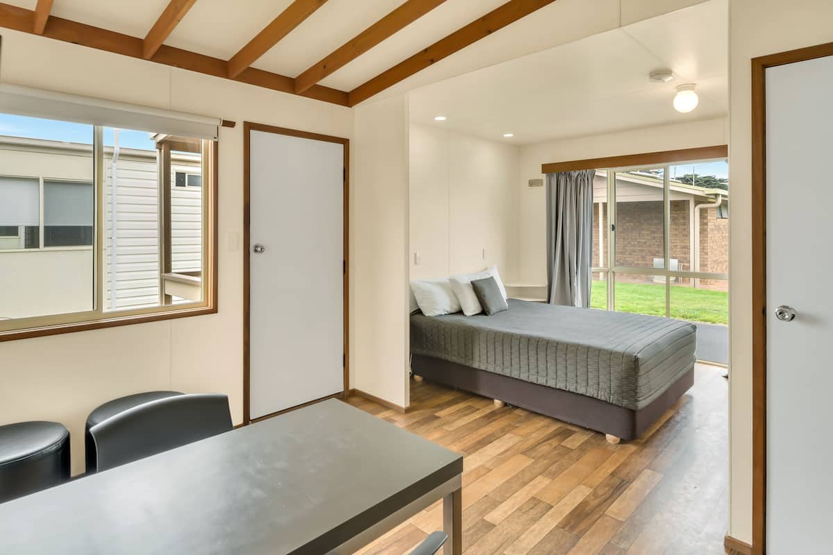 Swan Bay Studio Cabin | 3 bedrooms, individually decorated, individually furnished