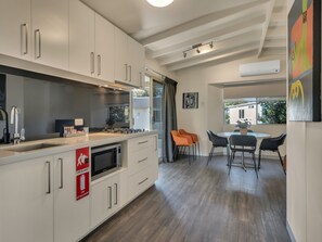 Banksia 2 Bedroom Cabin | Private kitchenette