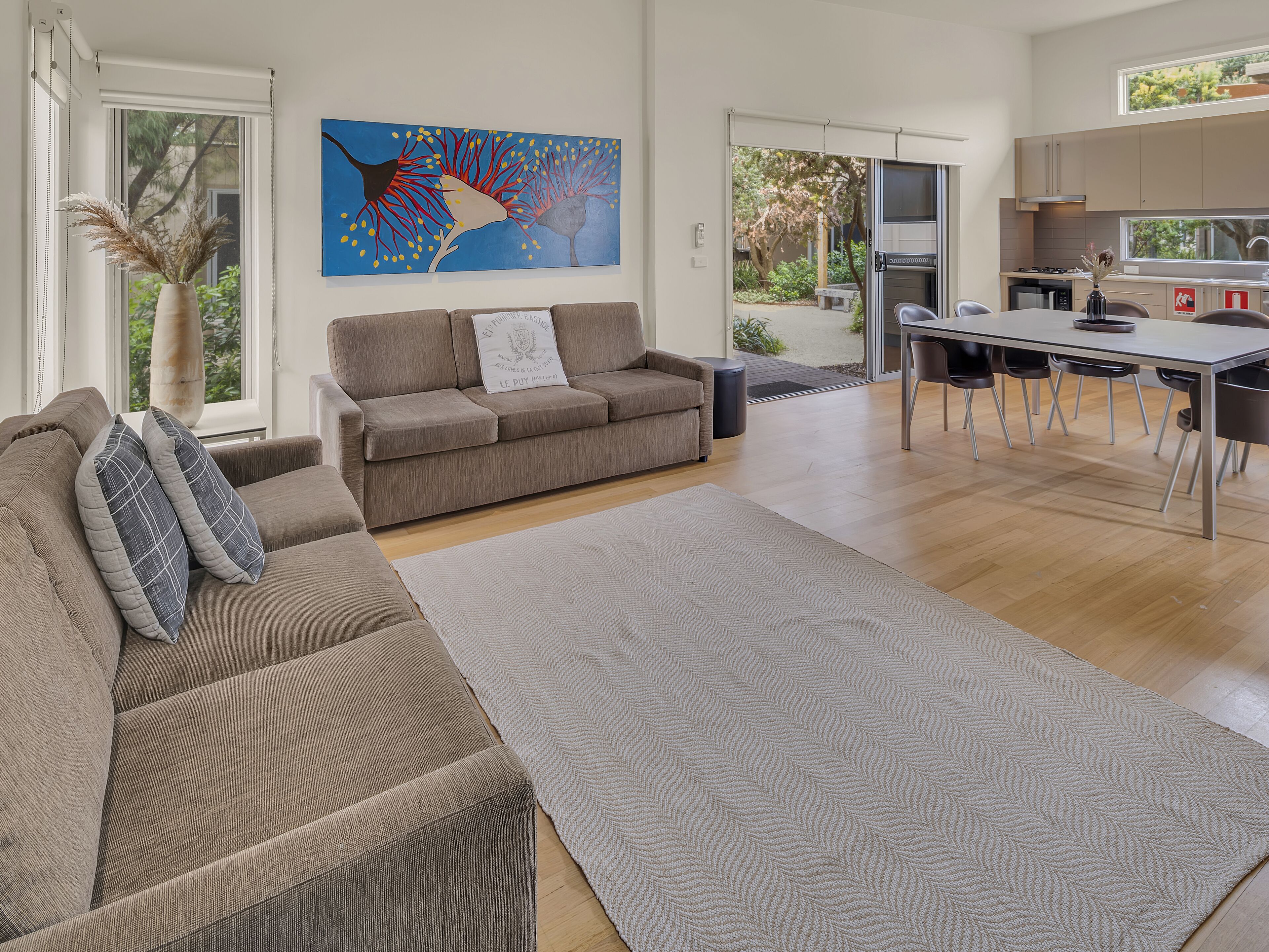 Premium villa, 3 slaapkamers, 2 badkamers | Woonruimte | Een 50-inch flatscreentelevisie met digitale zenders en televisie