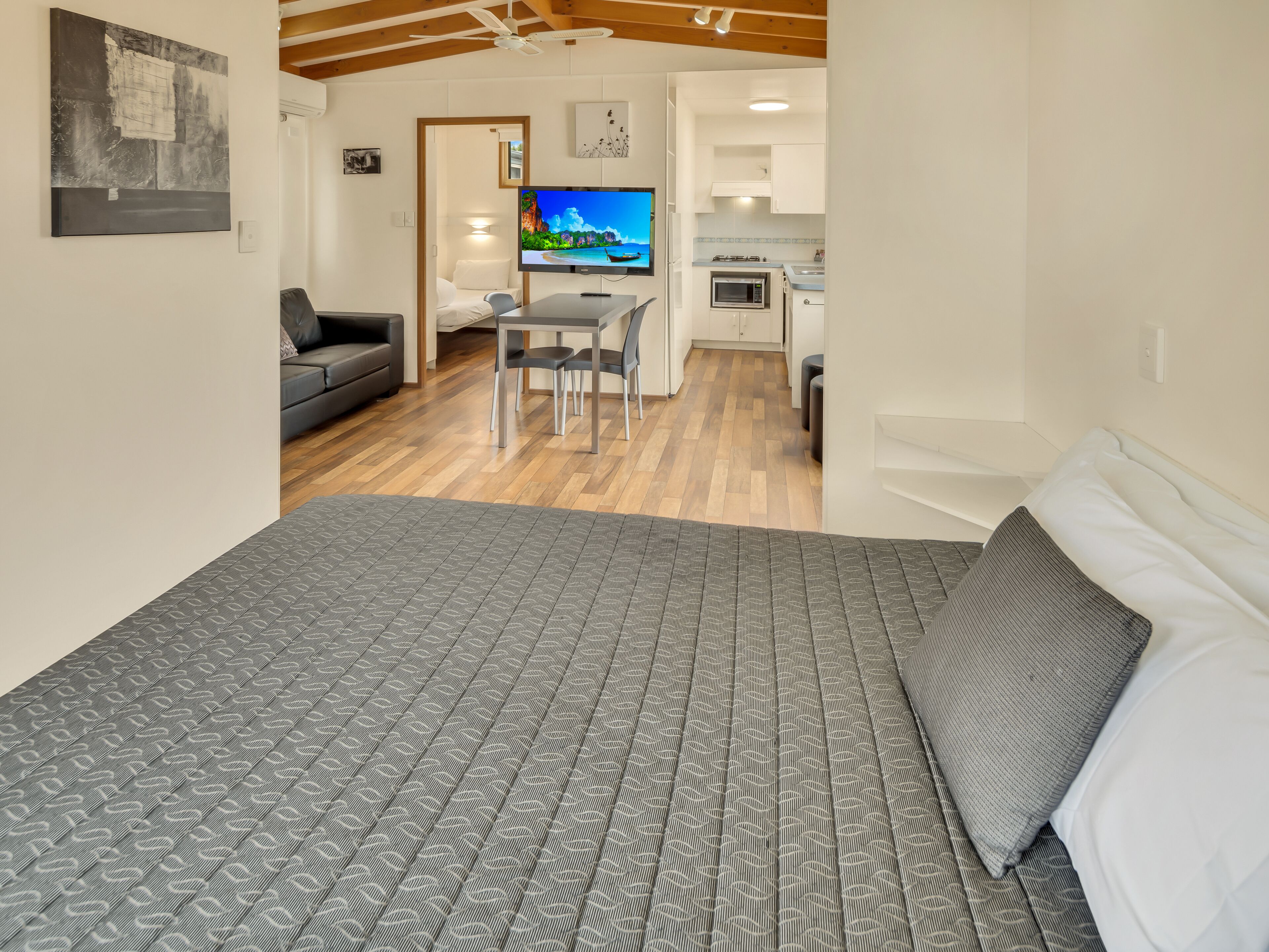 キャビン (Studio) | 客室ごとに異なる装飾、客室ごとに異なるインテリア、遮光カーテン、アイロン / アイロン台