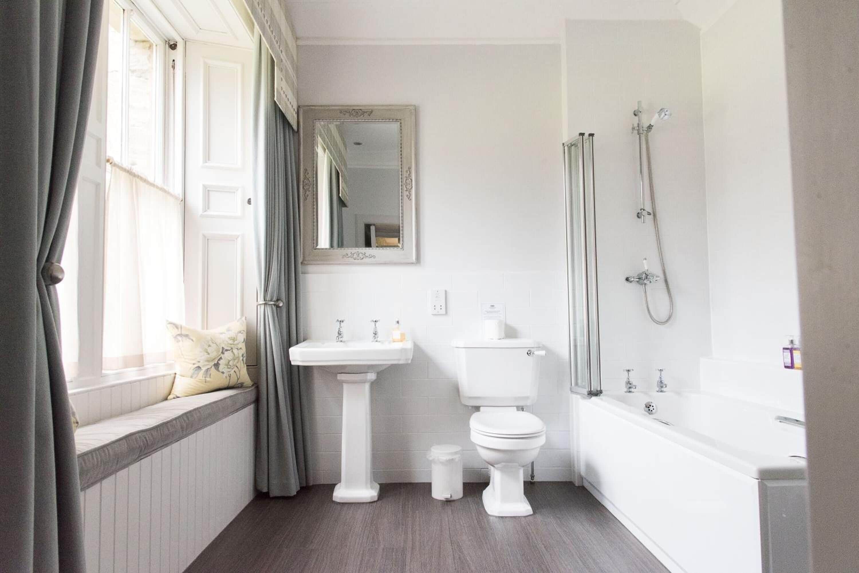 deluxe room (double-twin) | bathroom | combined shower/bathtub, free toiletries, hair dryer, towels