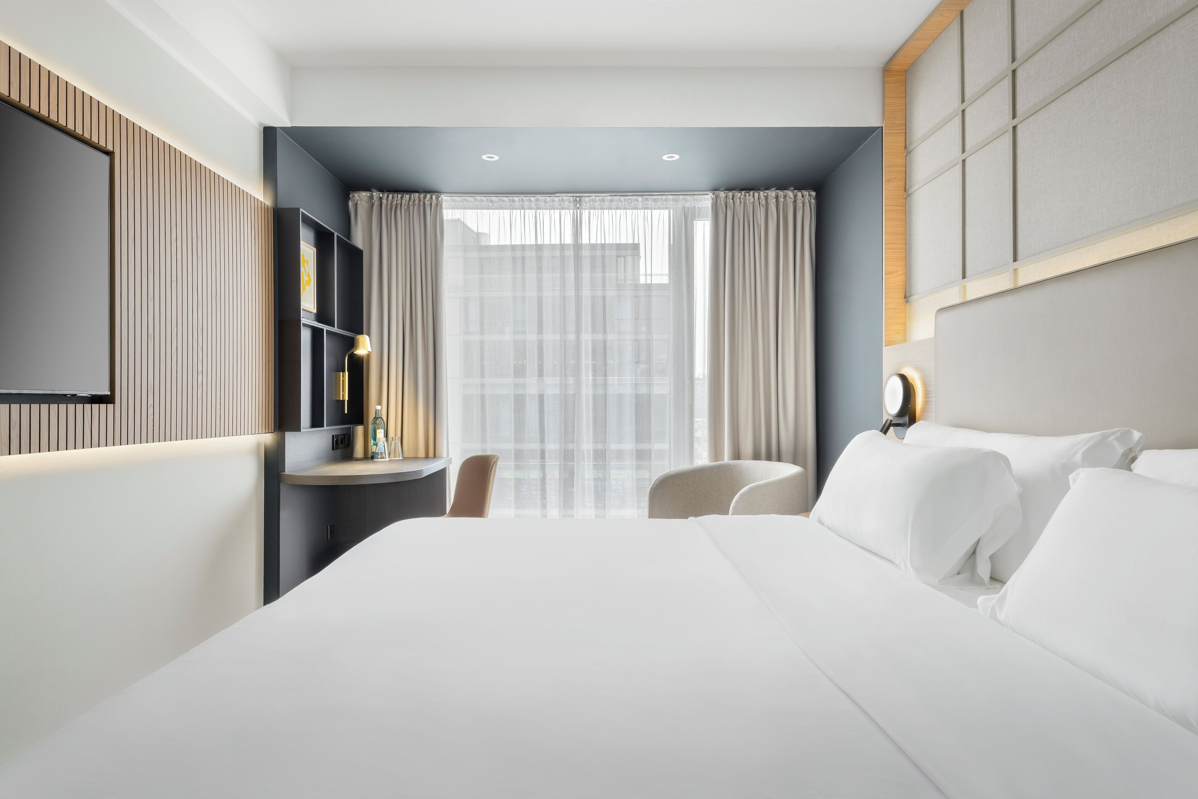 أغطية فراش متميزة وأسرّة بطبقة علوية مريحة وخزنة داخل الغرفة ومكتب