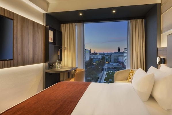 Deluxe Room (Old Town View) | Premium bedding, pillow-top beds, minibar, in-room safe - Barceló Dresden Newa (Dresden)