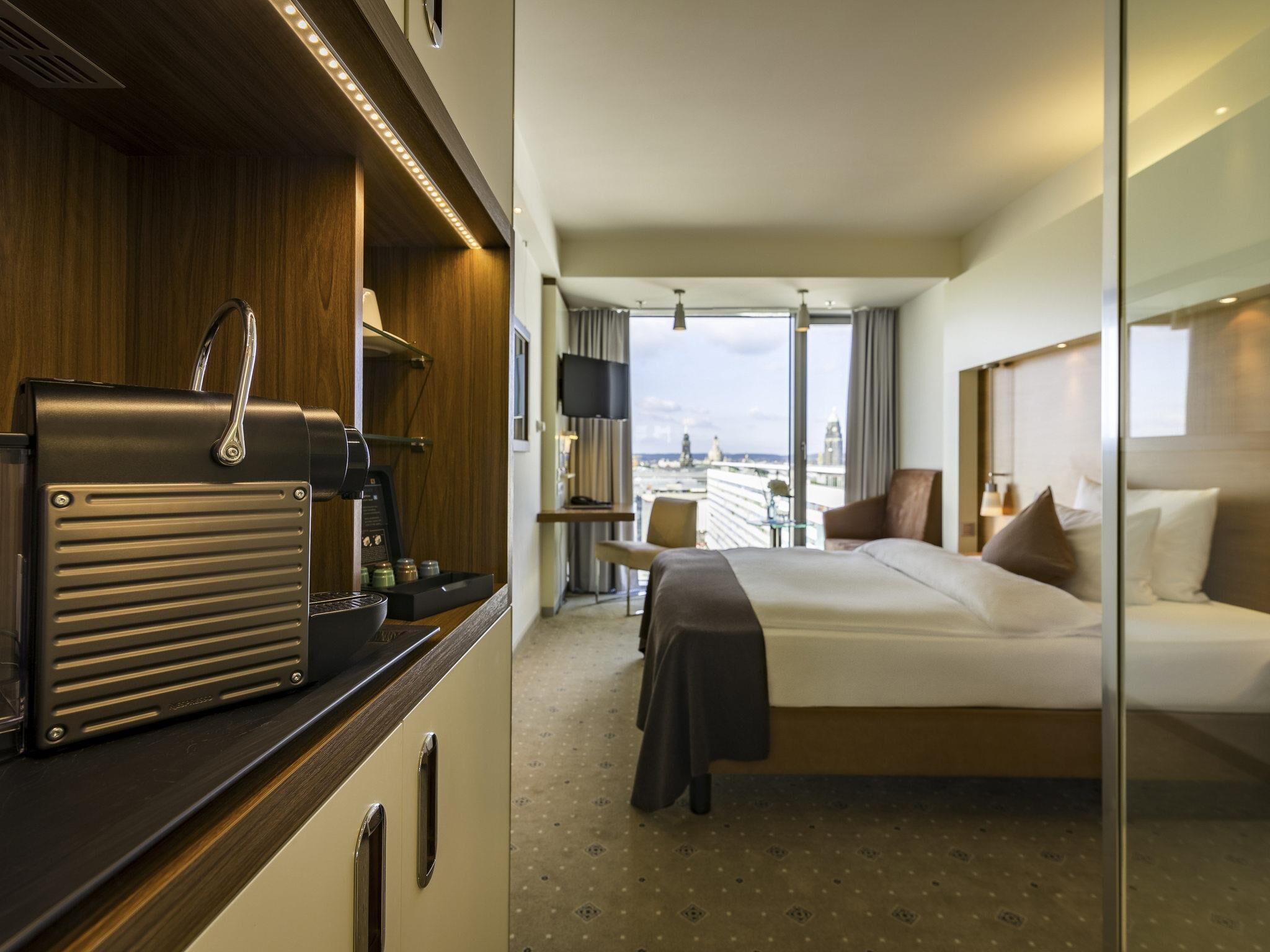 高档床上用品、加厚床垫、客房内保险箱、办公桌