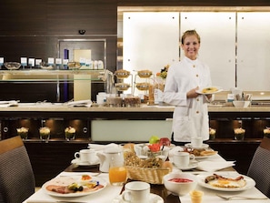 Breakfast, lunch, dinner served; international cuisine, alfresco dining - Barceló Dresden Newa (Dresden)