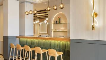 Bar à cocktails, restaurant en plein air, ouvert tous les jours