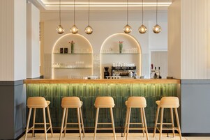 Bar de copas con mesas al aire libre (abre todos los días)