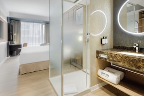Premium bedding, pillowtop beds, in-room safe, desk - Barceló Dresden Newa (Dresden)