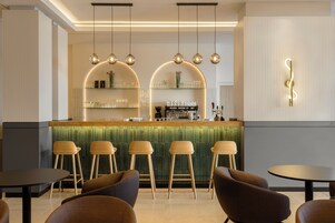 Bar de cocktails, con mesas al aire libre, abre todos los días