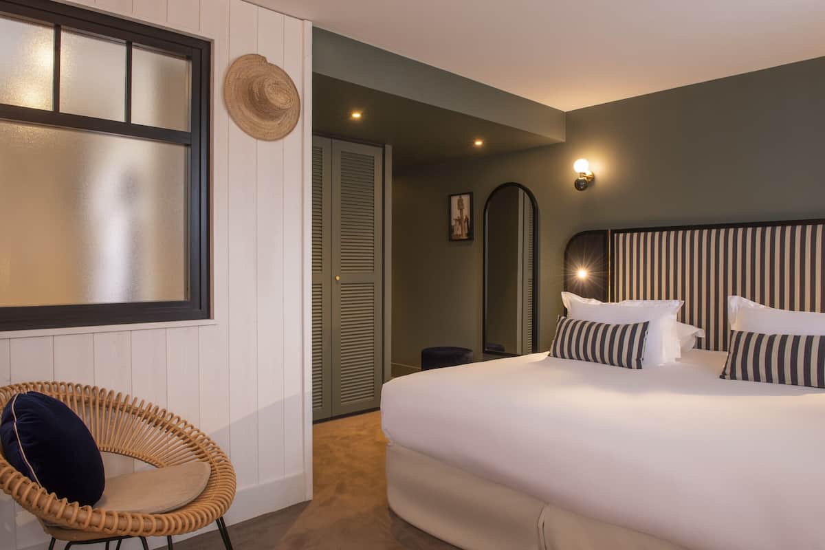 Egyptian cotton sheets, premium bedding, minibar, in-room safe