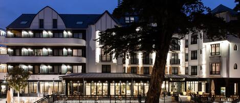 A multi-story hotel with outdoor seating areas, a cafe, and a visible restaurant named "Le Celtic".