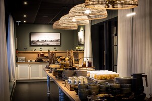 Se sirven cenas y cocina francesa