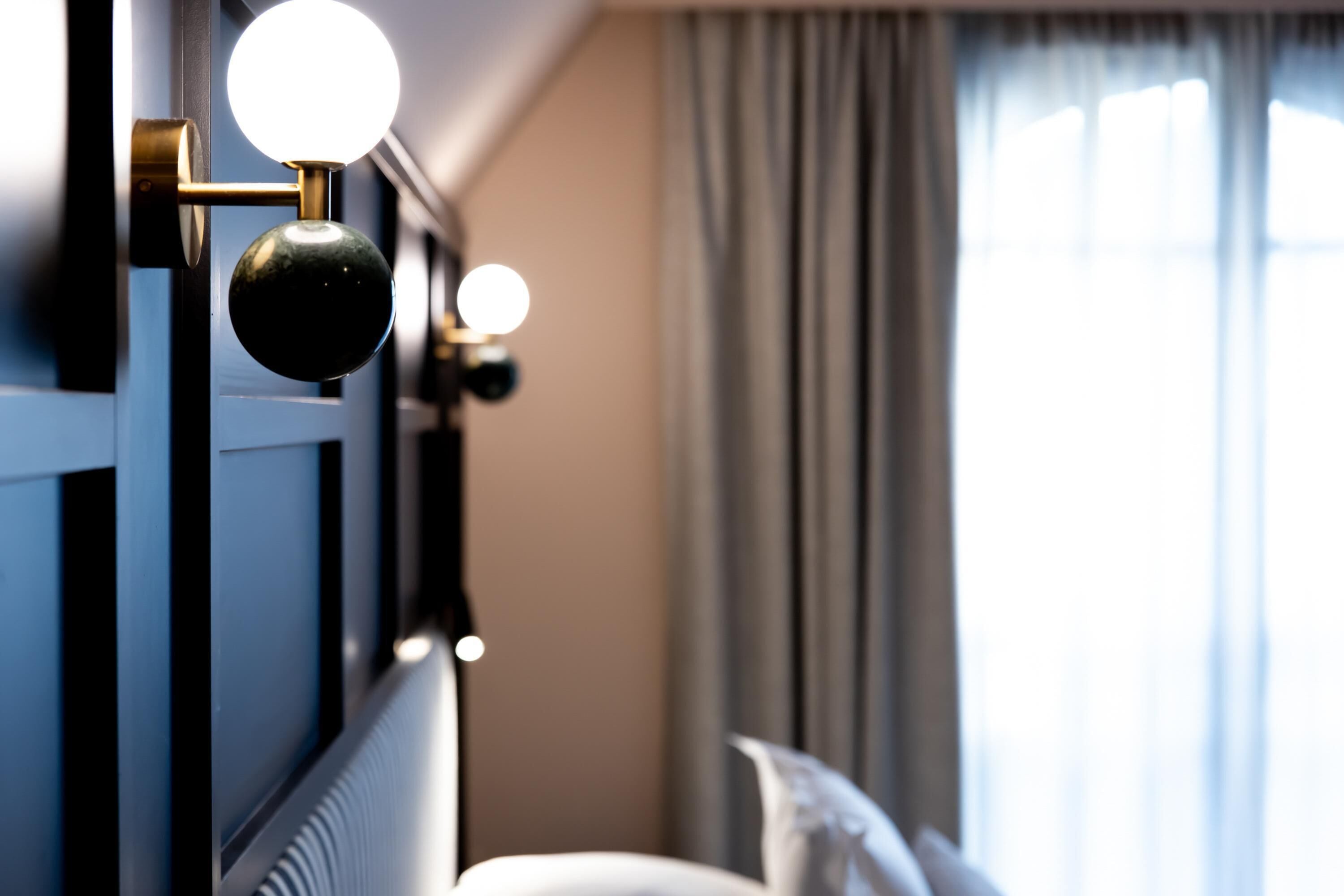 Une salle de bain moderne au design épuré, dotée d’un luminaire mural et d’un radiateur.