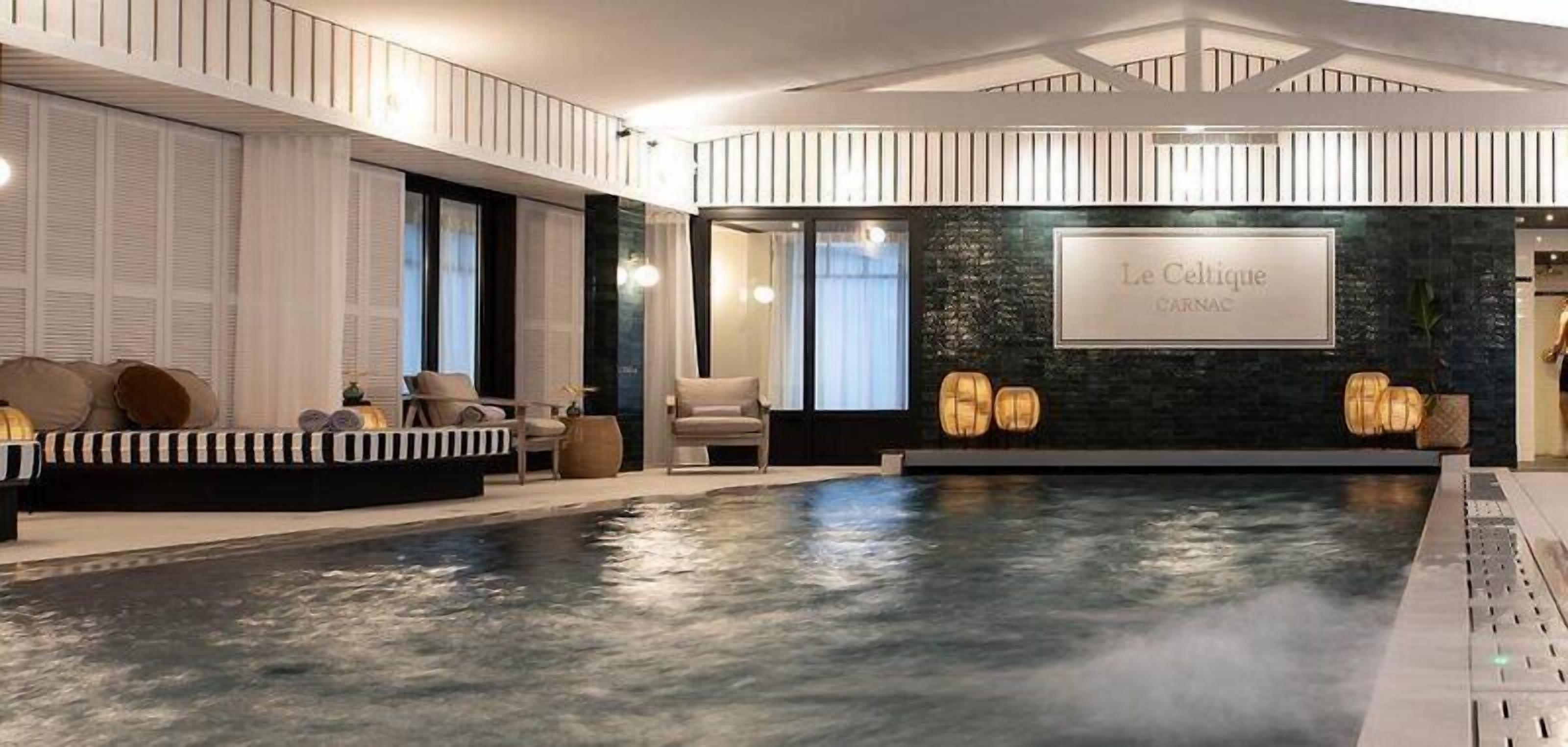 Un espace spa comprenant une piscine, des sièges et un mur sur lequel est affiché un panneau indiquant « Le Céleste ».