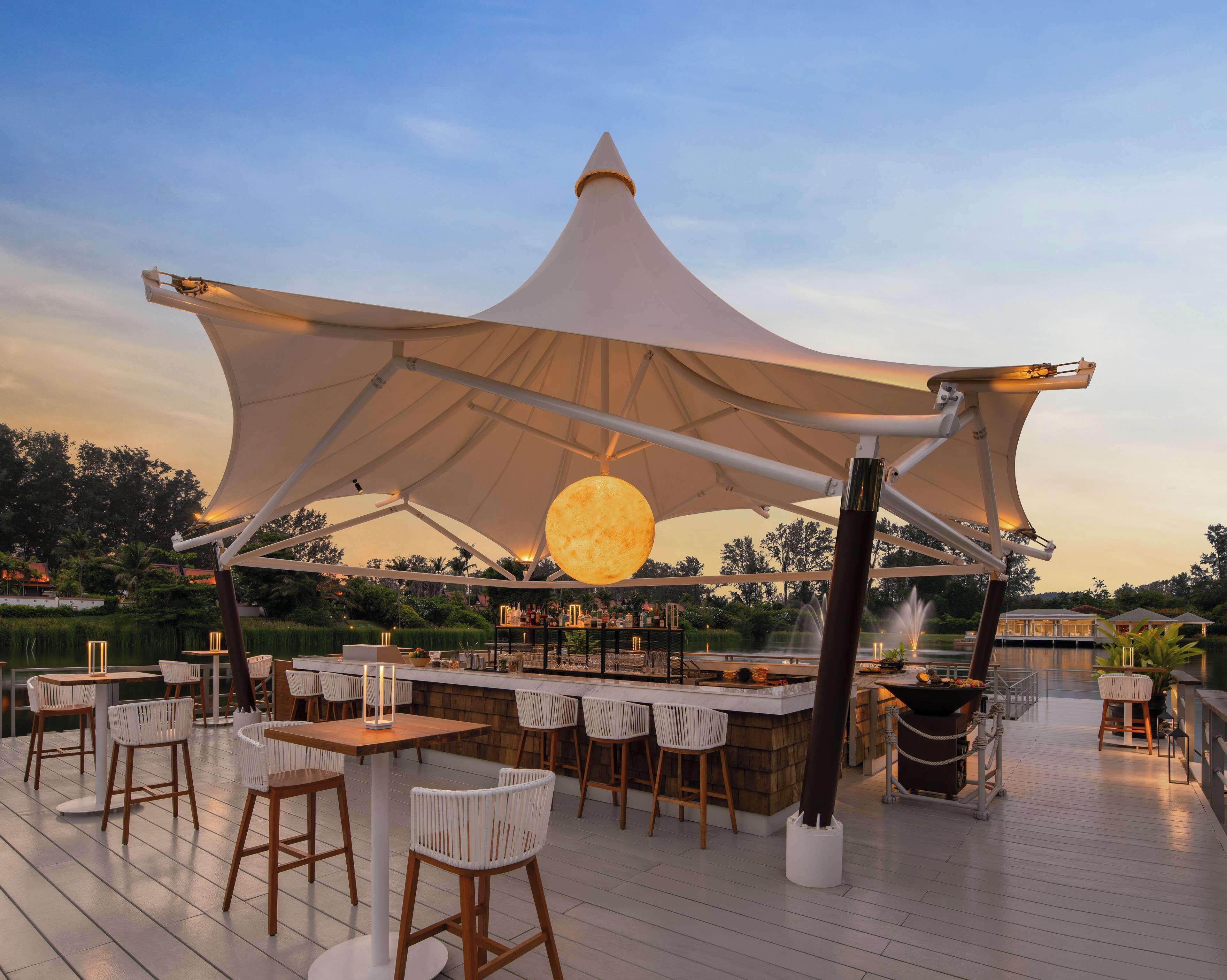 6 restaurants, breakfast, lunch, dinner served; seafood