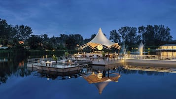 6 restaurants, breakfast, lunch, dinner served; seafood